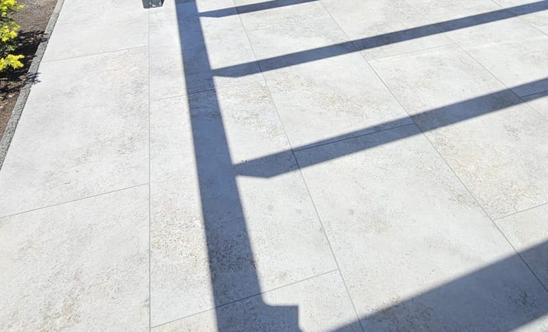 Nahaufnahme: Fugenbild grossformatiger Terrassenplatten im Streiflicht